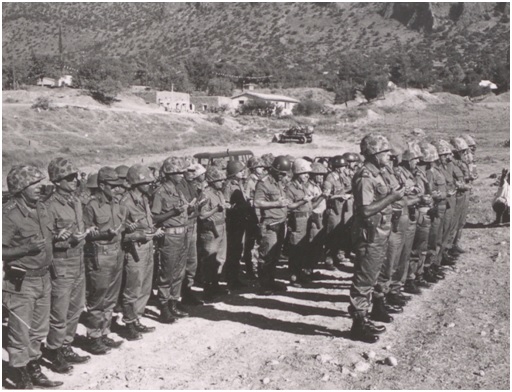 Harekâtı İdare Eden Komutanlarımız Şehitlerin Huzurunda (Önden 2.sıra sağ baştaki Kurmay Albay Eşref Bitlis’tir. )