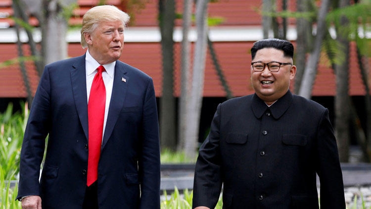 Donald Trump görevindeyken Kuzey Kore&#039;ye adım atan ilk ABD başkanı oldu
